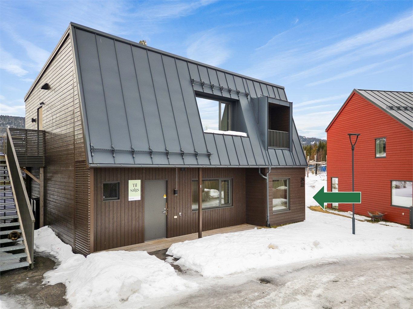 Adkomst til boligens overbygde inngangsparti i 1. etasje.