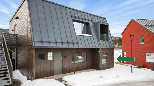 Adkomst til boligens overbygde inngangsparti i 1. etasje.