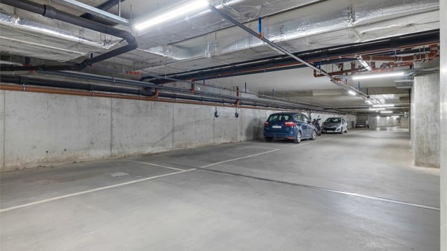 Medfølgende parkeringsplass i felles garasje - Tilrettelagt for etablering av ladeboks til el-bil.