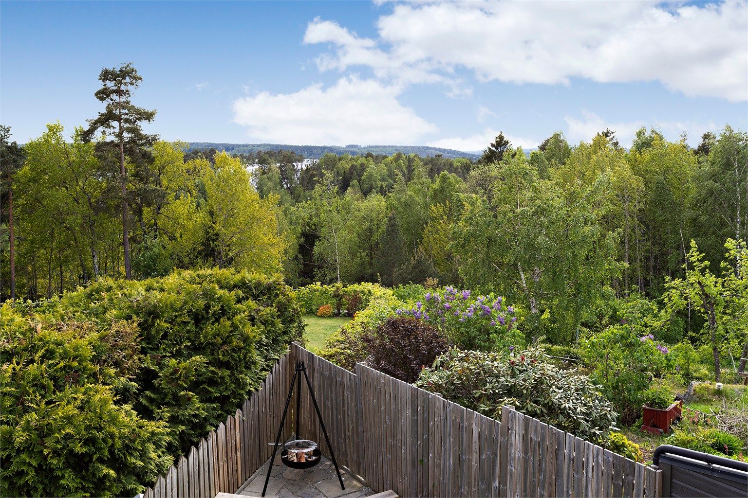 Usjenerte uteplasser med flott utsikt!