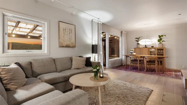 Her får du et pent rekkehus over to plan med 4 soverom, bad, kjøkken, stue, toalettrom, vaskerom og to boder. I tillegg er det en nordvest-vendt terrasse på 52 kvm, samt en østvendt terrasse på 12 kvm. Foto: Trond Reder