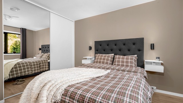Hovedsoverommet er innredet med romslig skyevdørsgarderobe