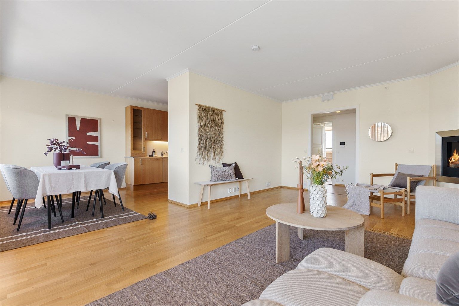 I spisestuedelen mellom stue og kjøkken er det plass til spisebord.