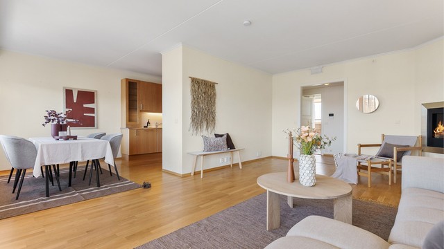 I spisestuedelen mellom stue og kjøkken er det plass til spisebord.