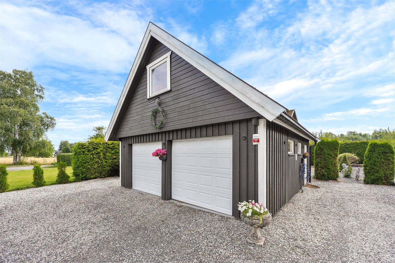 Garasjen har installert elbillader.