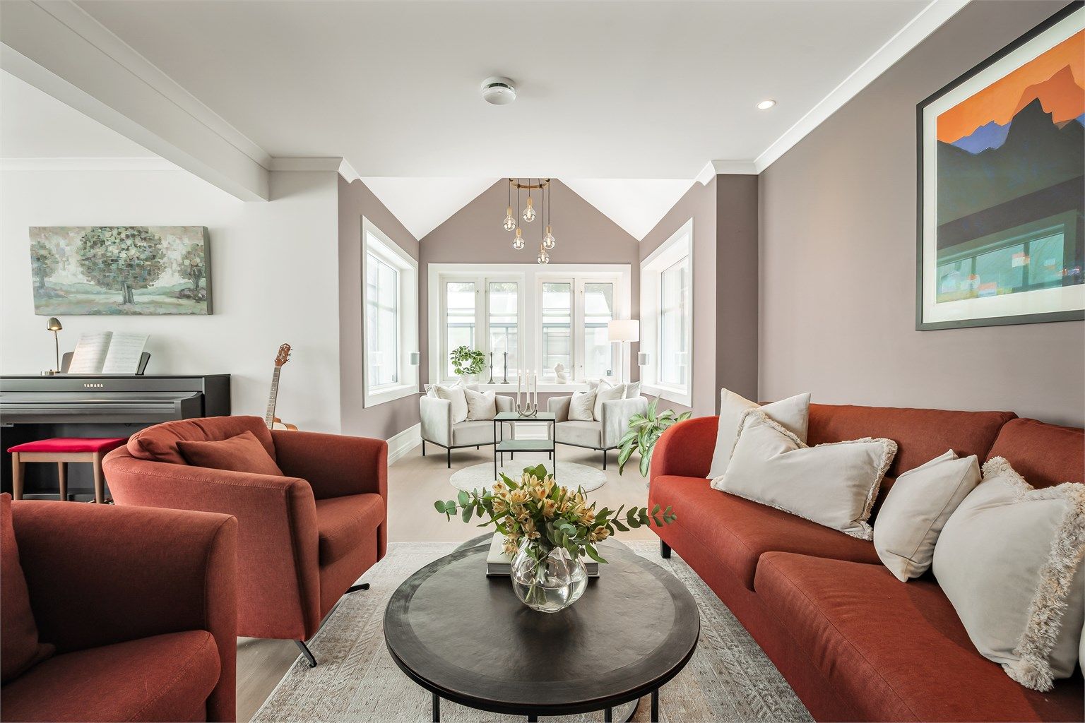 Parkett på gulvet og vannbåren gulvvarme gir en lun samt behagelig atmosfære.