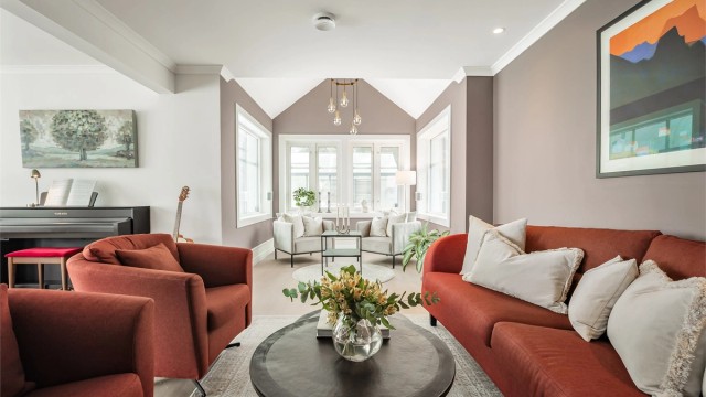 Parkett på gulvet og vannbåren gulvvarme gir en lun samt behagelig atmosfære.