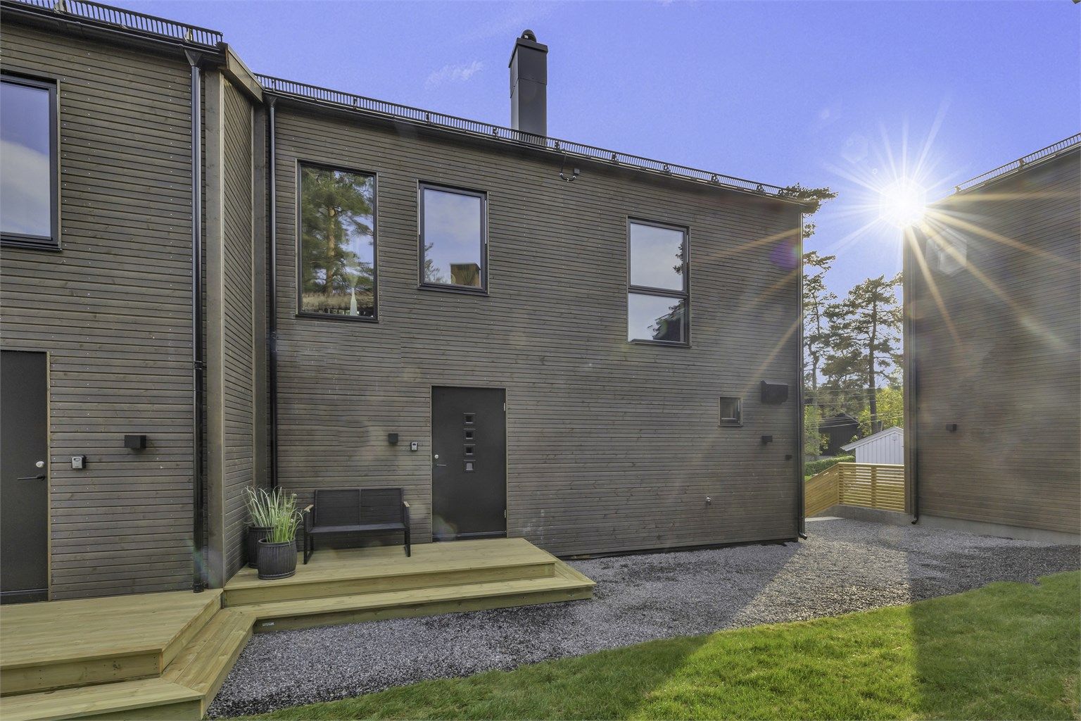 Eiendommen ligger i et stille, veletablert og familievennlig villastrøk, og med nærhet til offentlig kommunikasjon, skoler, barnehager og Fjellhamar Torg.