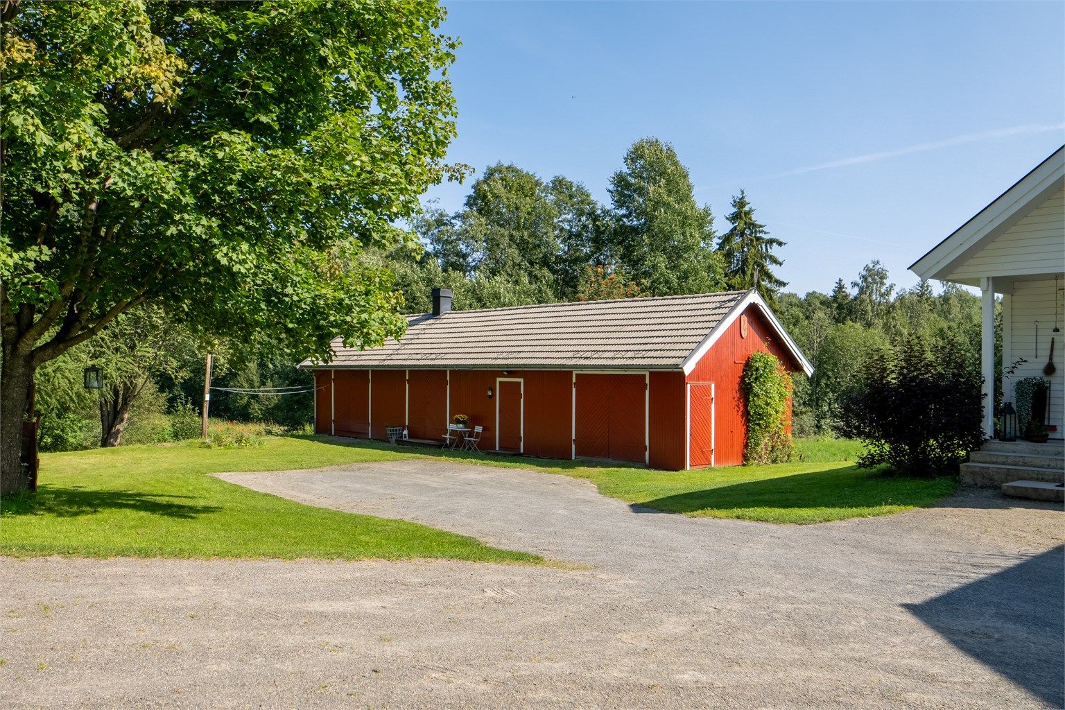 Uthus er nylig malt, og har god plass til oppbevaring og parkering. I kjelleren til uthuset er det plassert sisterne med vannpåfylling