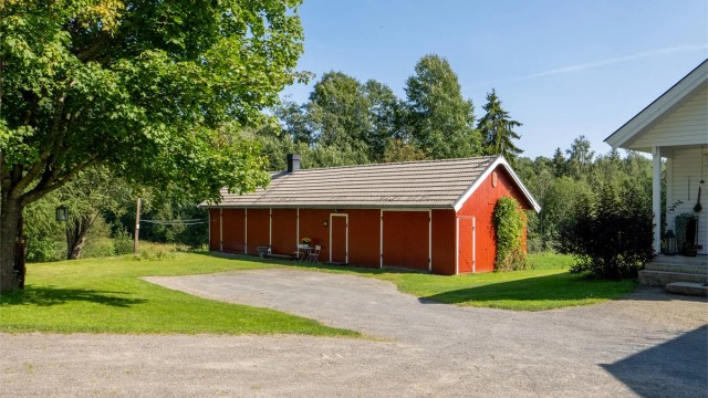 Uthus er nylig malt, og har god plass til oppbevaring og parkering. I kjelleren til uthuset er det plassert sisterne med vannpåfylling