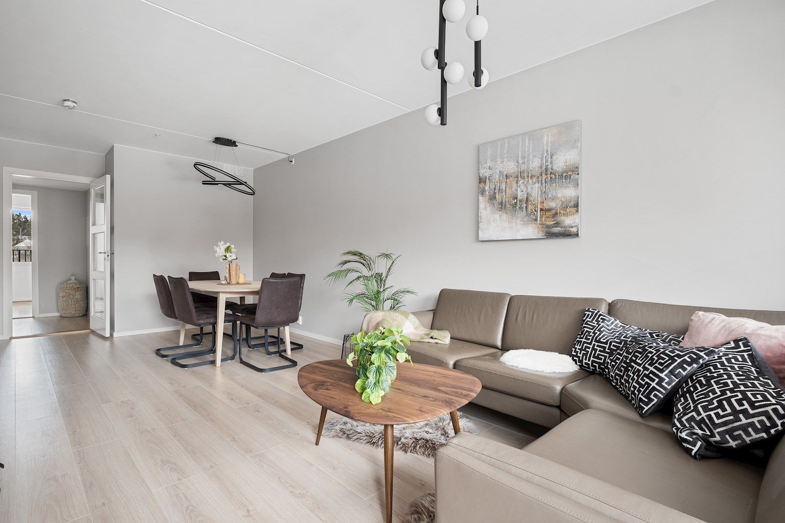 Leiligheten holder en god standard med gulvvarme på bad, en romslig entré med adkomst til et walk-in-closet, samt stue og kjøkken i åpen løsning.