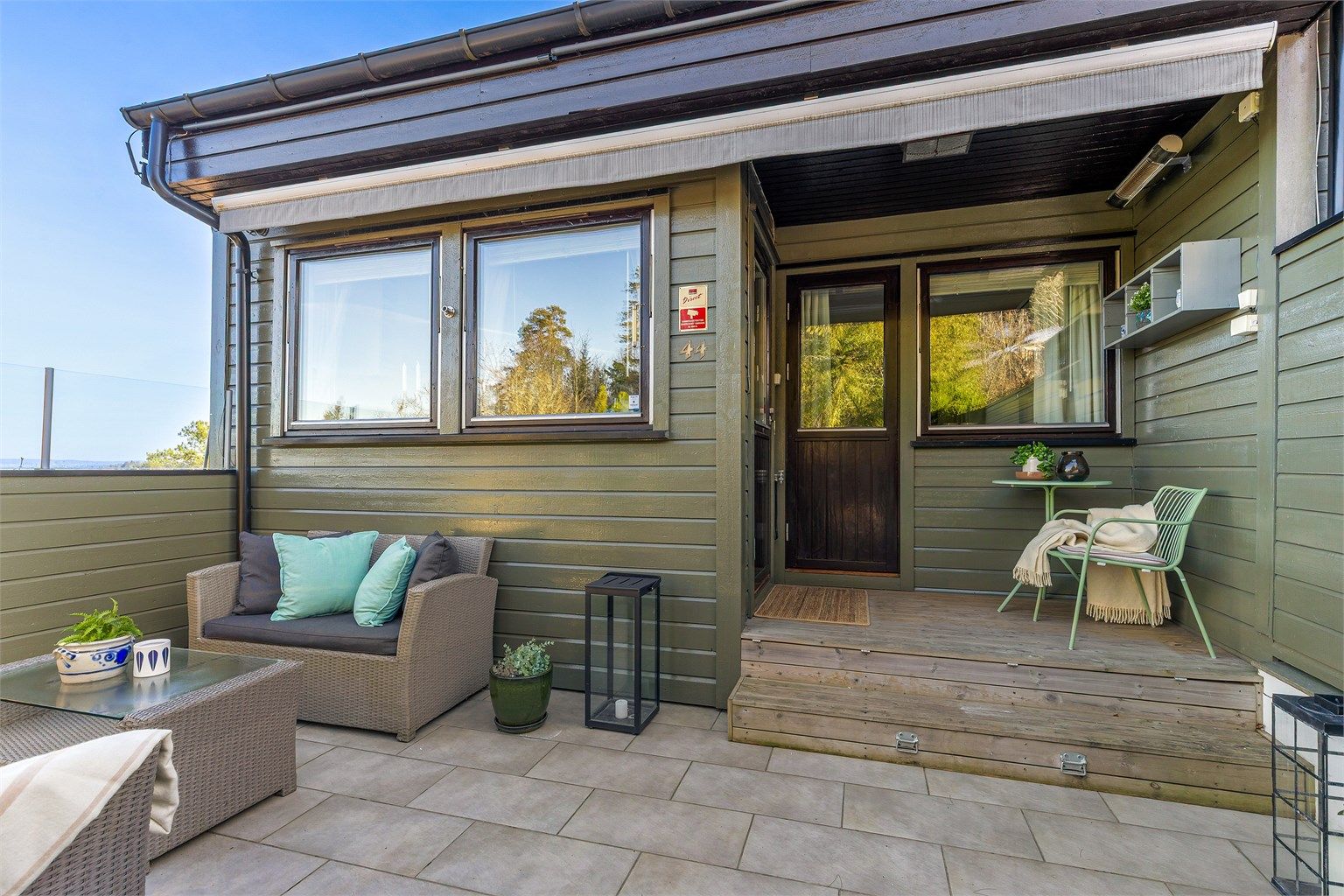 Markterrassen med tilgang fra kjøkkenet og det ene soverommet.