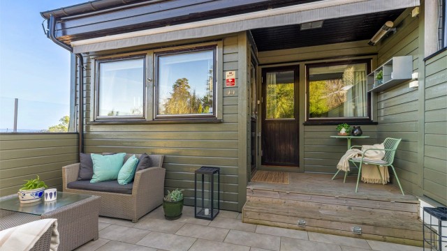 Markterrassen med tilgang fra kjøkkenet og det ene soverommet.