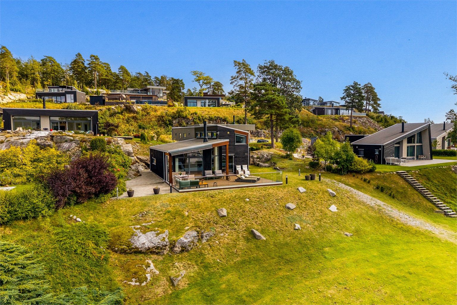 Hytta er moderne, lettstelt og praktisk med fin utsikt mot sjøen, og kort avstand ned til badestrand og brygge.