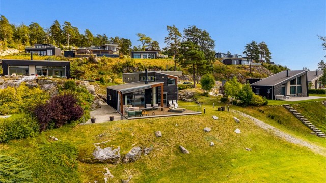 Hytta er moderne, lettstelt og praktisk med fin utsikt mot sjøen, og kort avstand ned til badestrand og brygge.