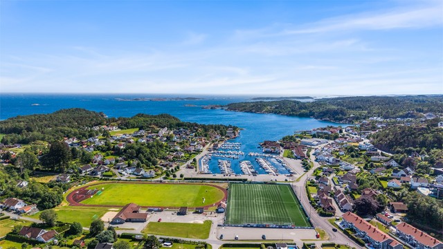 Kort vei til havna og mulighet for båtplass.