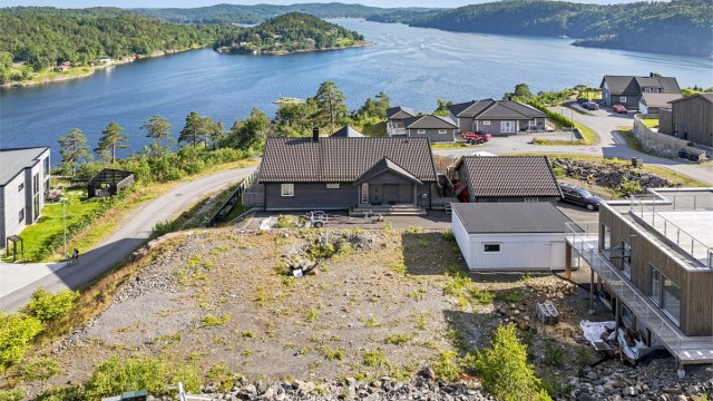 Grovplanert tomt til salgs i nyere nabolag sentralt i Tvedestrand.