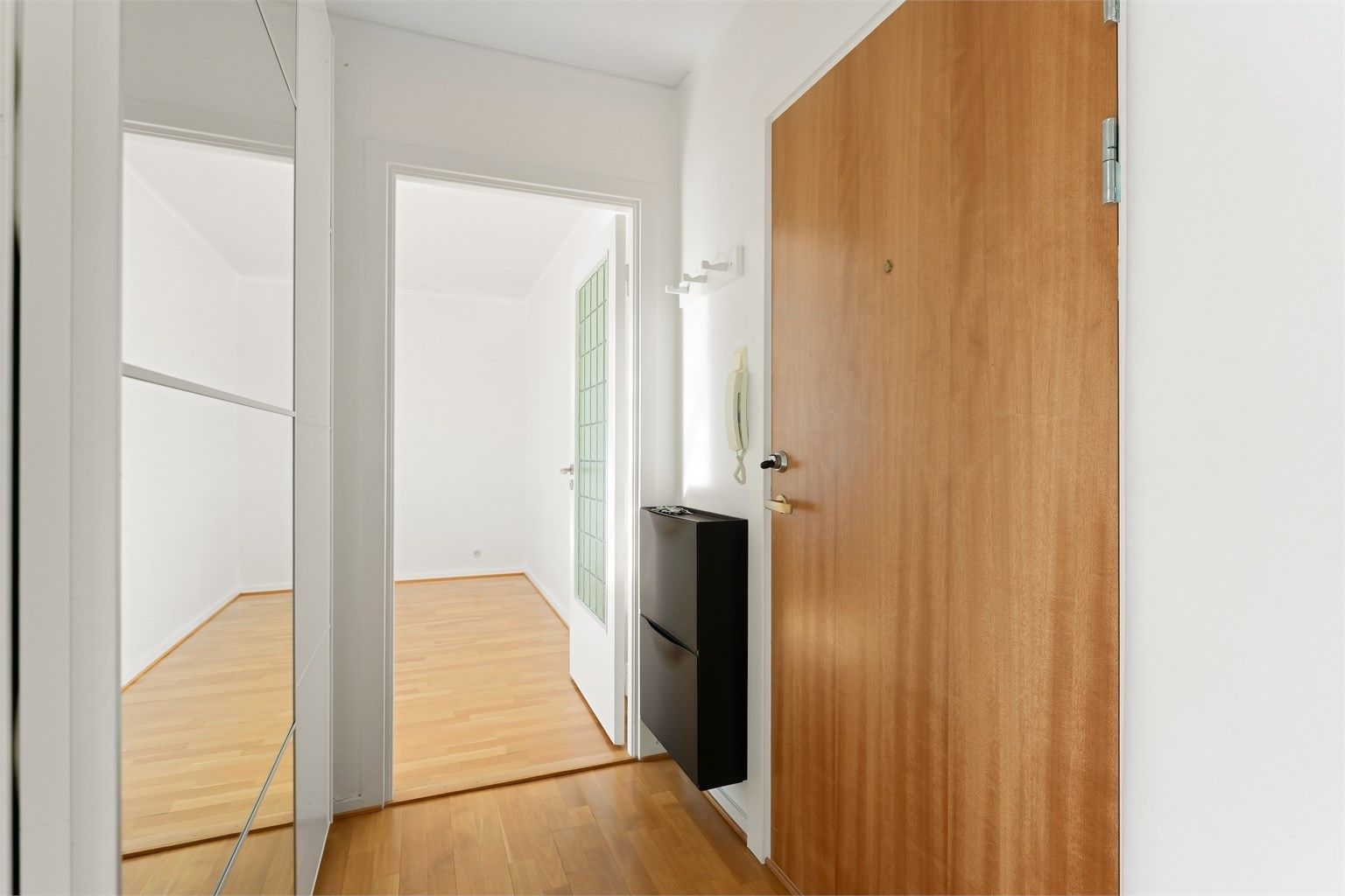 Fra gangen er det adkomst til alle rom i leiligheten, som gir en god og praktisk flyt.