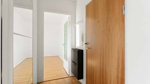 Fra gangen er det adkomst til alle rom i leiligheten, som gir en god og praktisk flyt.