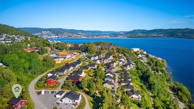 Kort vei til bussholdeplass både i Nordbyveien og Svelvikveien, med bussforbindelser til Drammen sentrum.