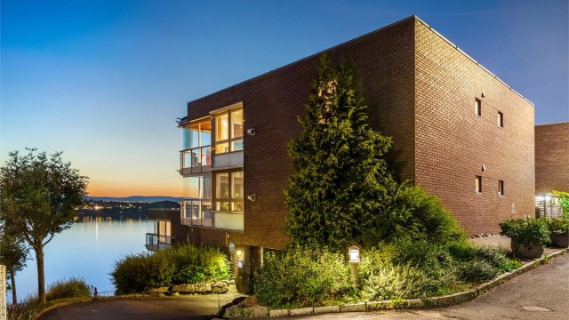En innholdsrik og romslig leilighet på kun ett plan i hele toppetasjen. Her bor du høyt og luftig, vestvendt med fantastisk og vidstrakt utsikt mot fjorden, fra Bunnefjorden i syd til sentrum i nord