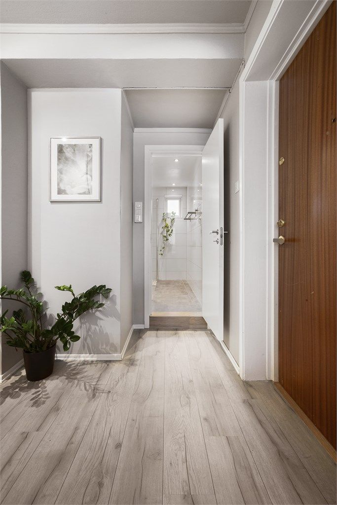 Fra entréen er det adkomst til flislagt bad