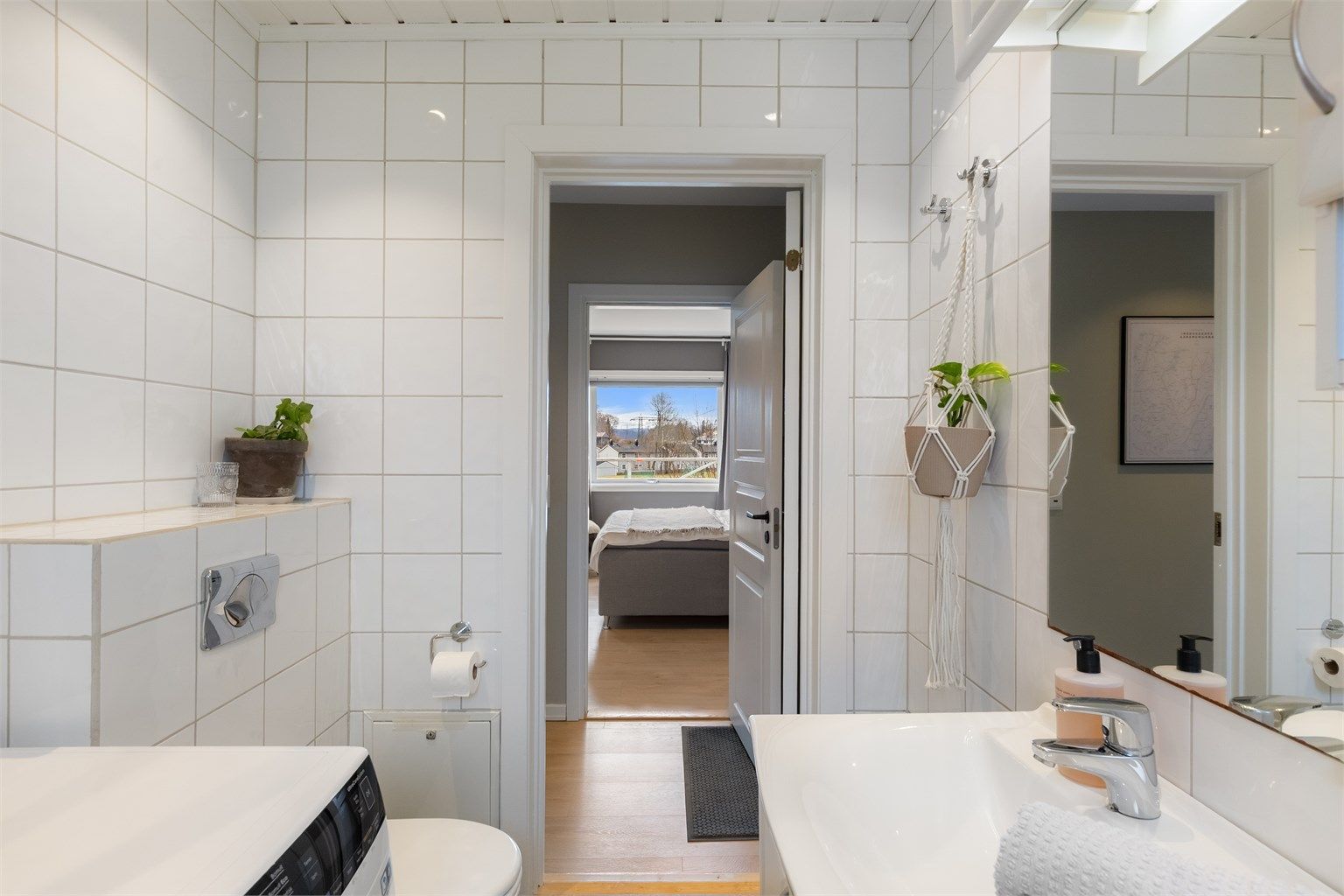 Badet er utstyrt med servantinnredning, speil med overlys og vegghengt toalett.