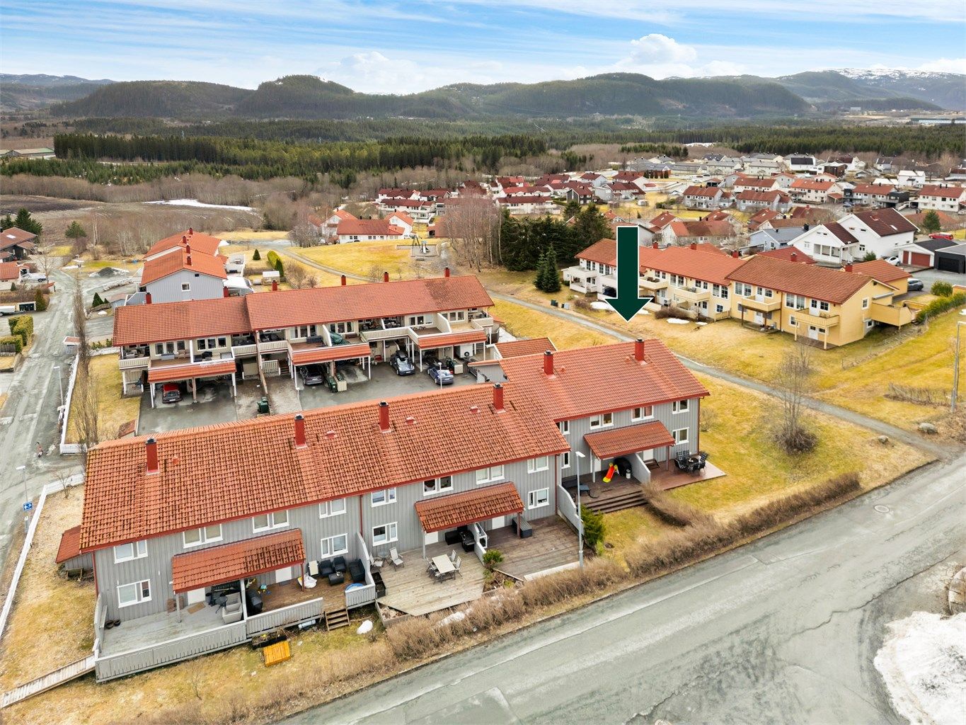 Pent rekkehus over tre plan med sørvendt endebeliggenhet.