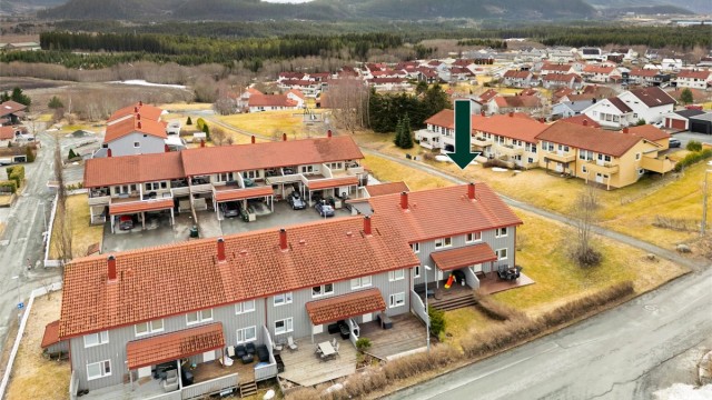 Pent rekkehus over tre plan med sørvendt endebeliggenhet.