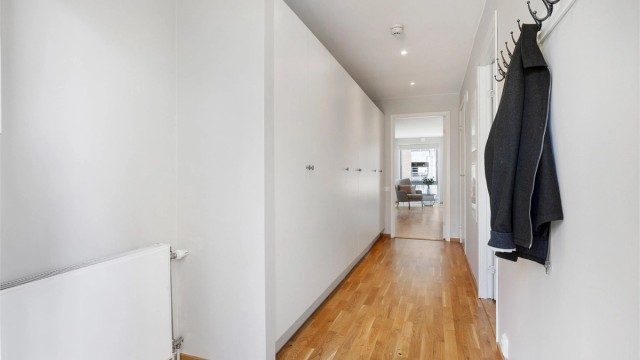 Her er det god plass til å henge av seg ytterklær, plassere sko og lagre diverse. Det er også montert knaggrekke på vegg.