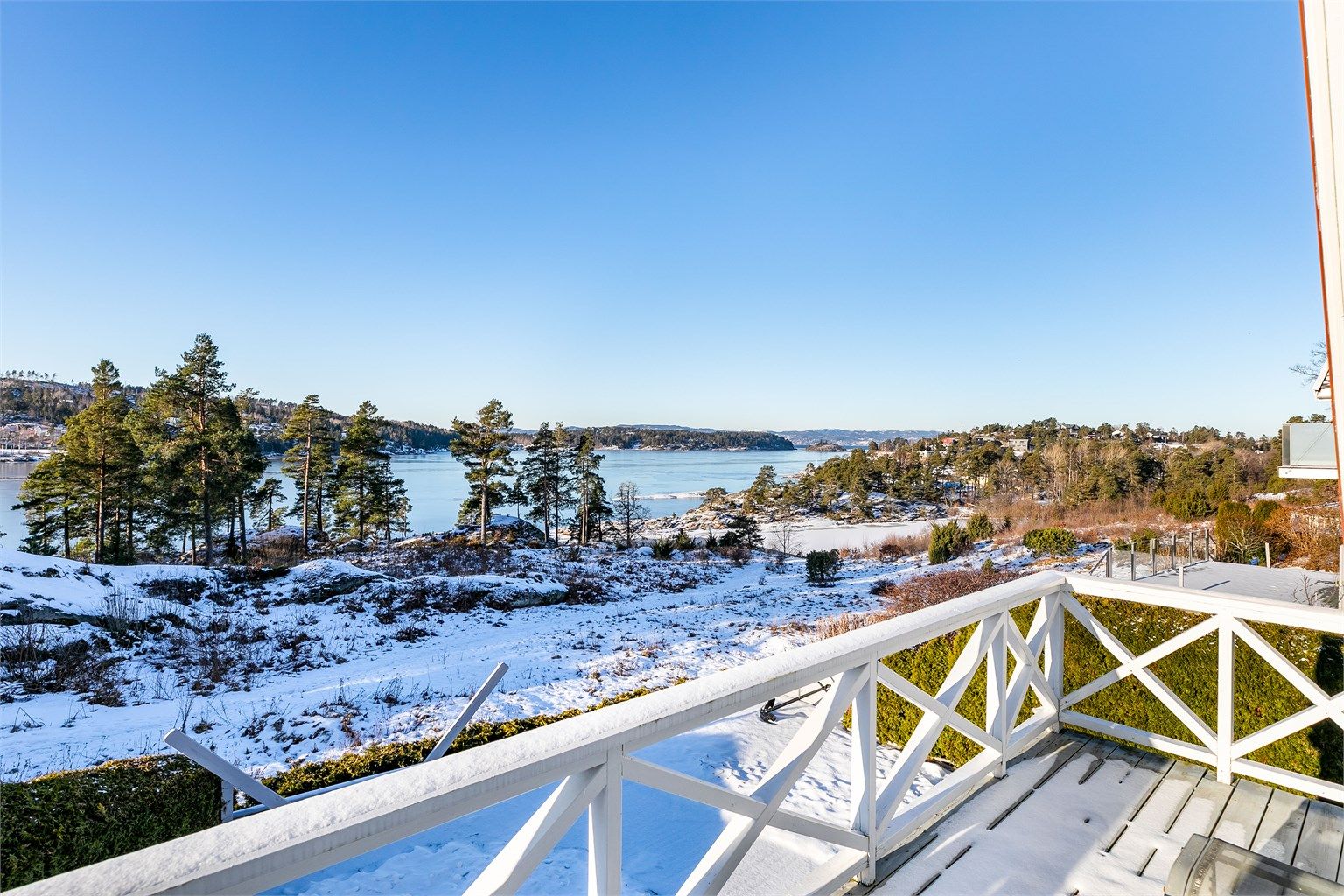 Rundt boligen kan du velge blant flere fine uteplasser. Altanen tilknyttet andre etasje er et luftig uterom i høyden, med utsikt helt til Hurumlandet.