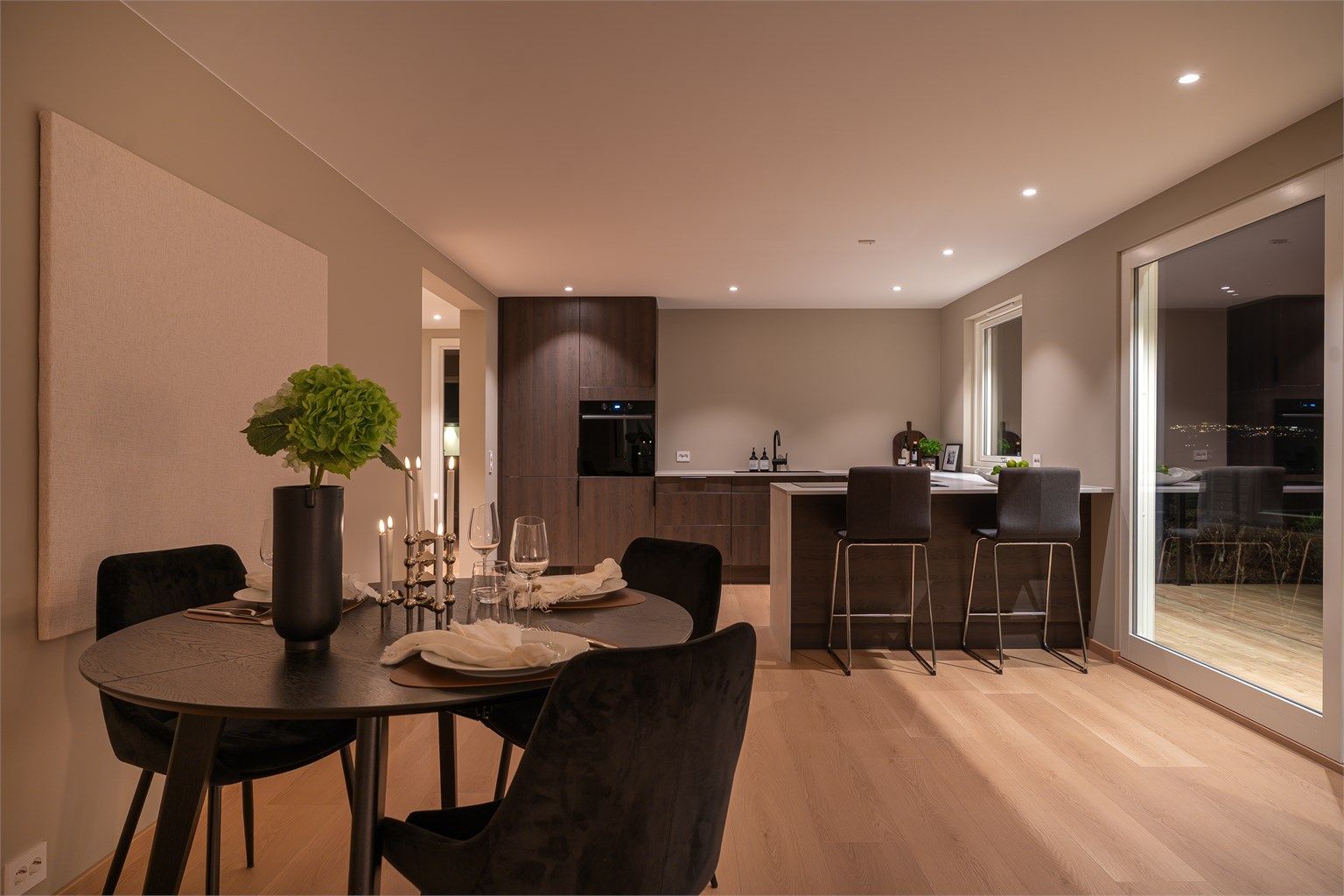 Åpent og moderne kjøkken med øy og spisesone