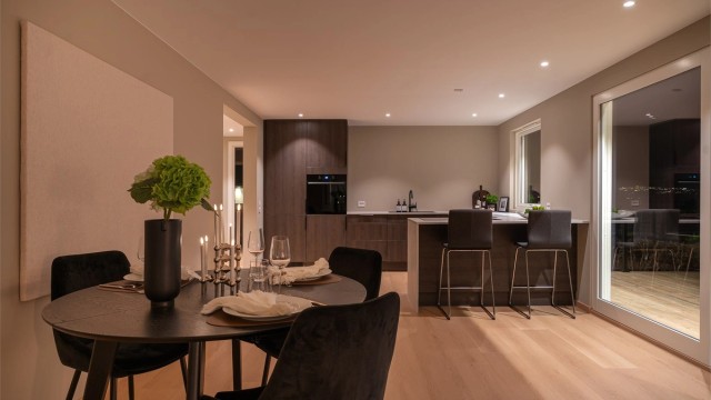 Åpent og moderne kjøkken med øy og spisesone