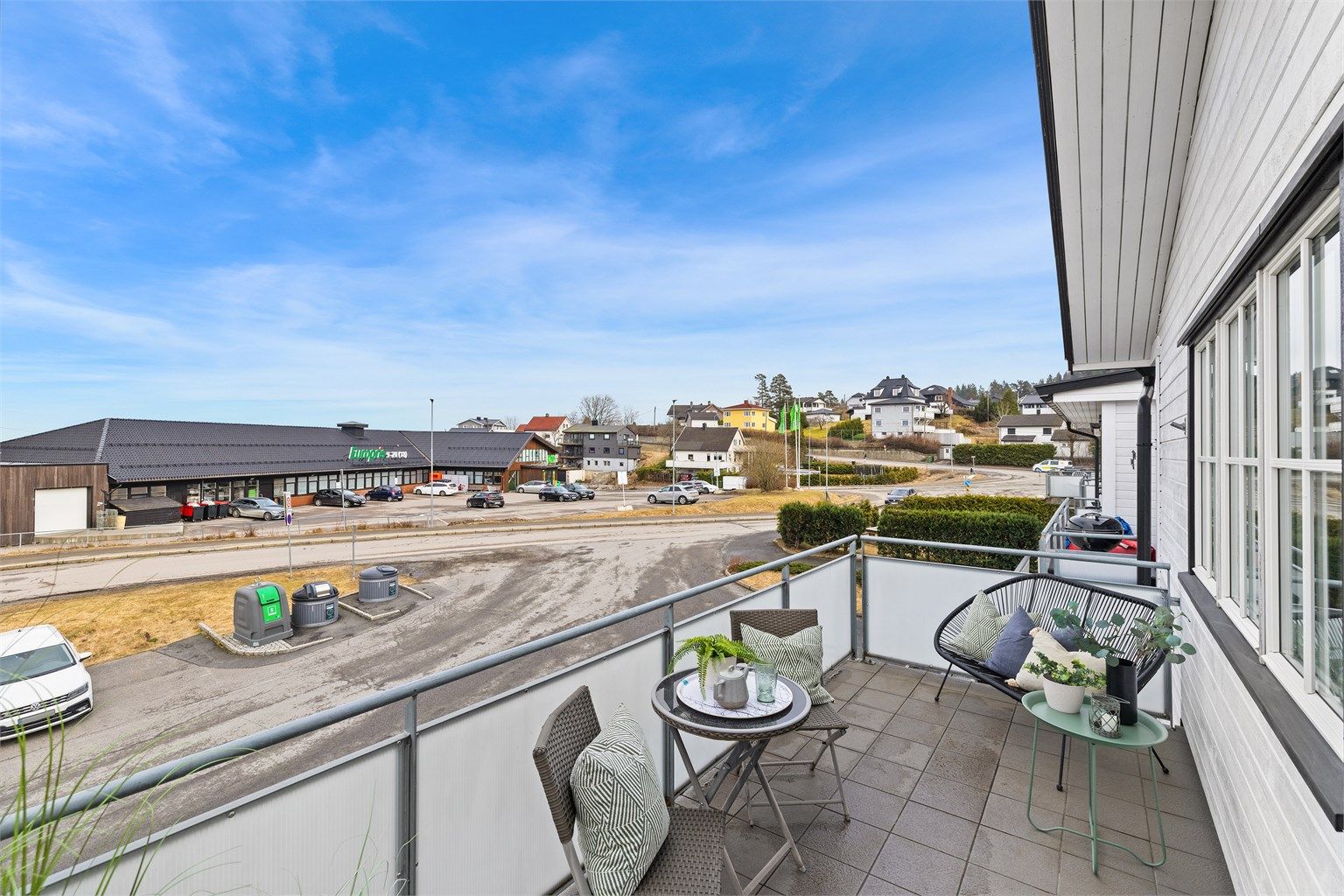 Fra balkongen ser du rett over til Kiwi, som ligger kun et par minutters gange unna.