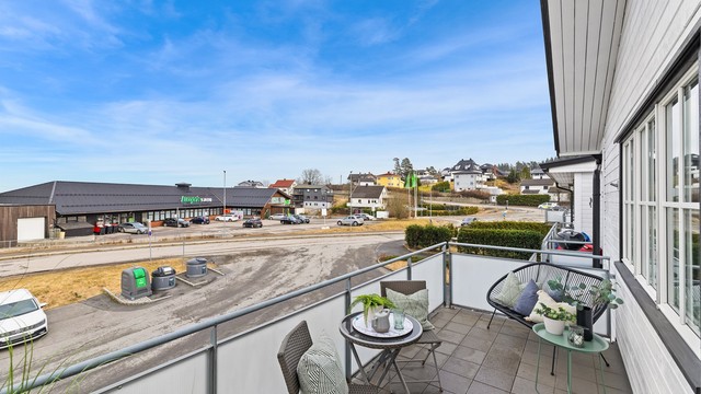 Fra balkongen ser du rett over til Kiwi, som ligger kun et par minutters gange unna.