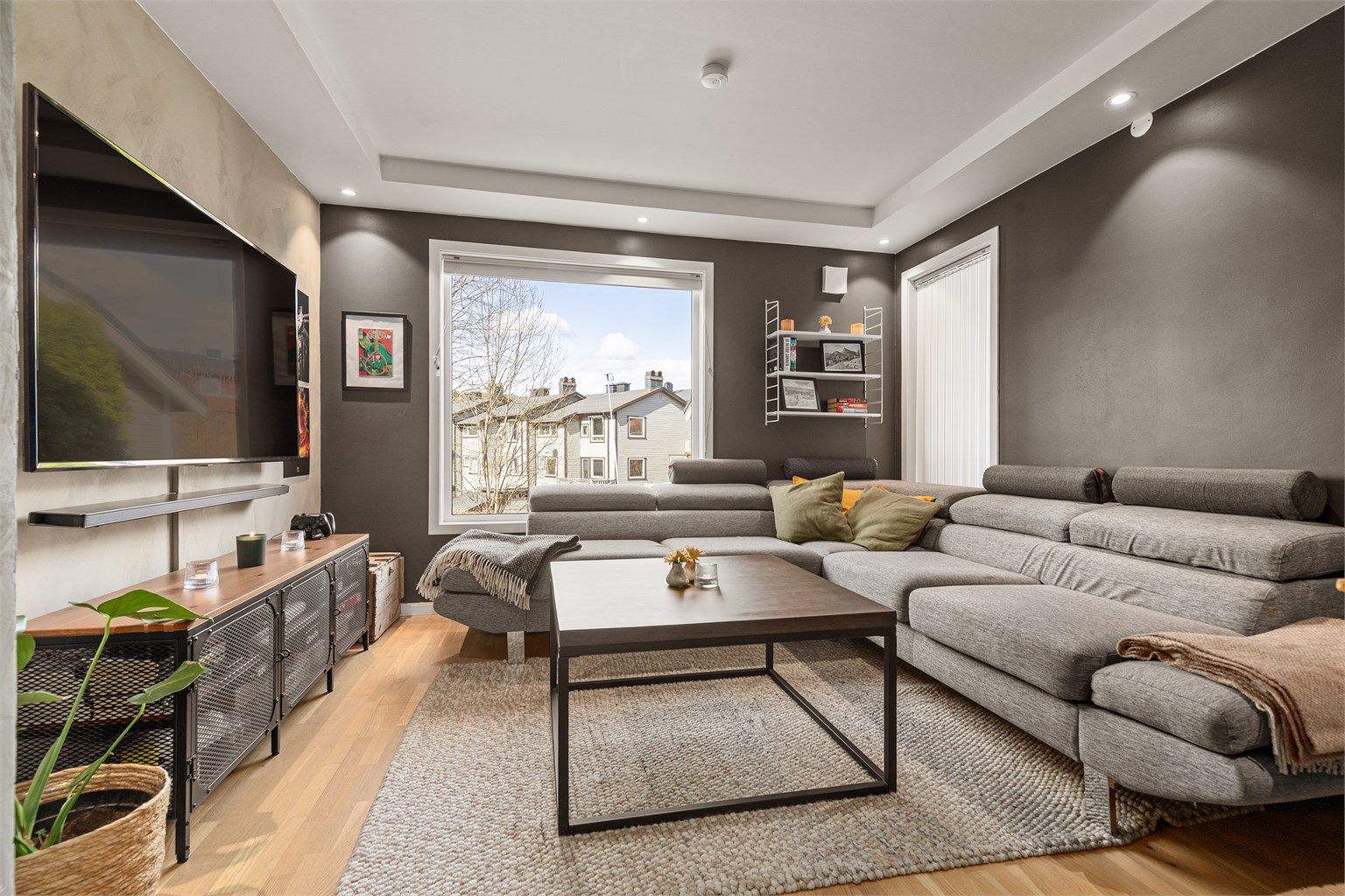 Gode innrednings muligheter for sofagruppe og tv-seksjon