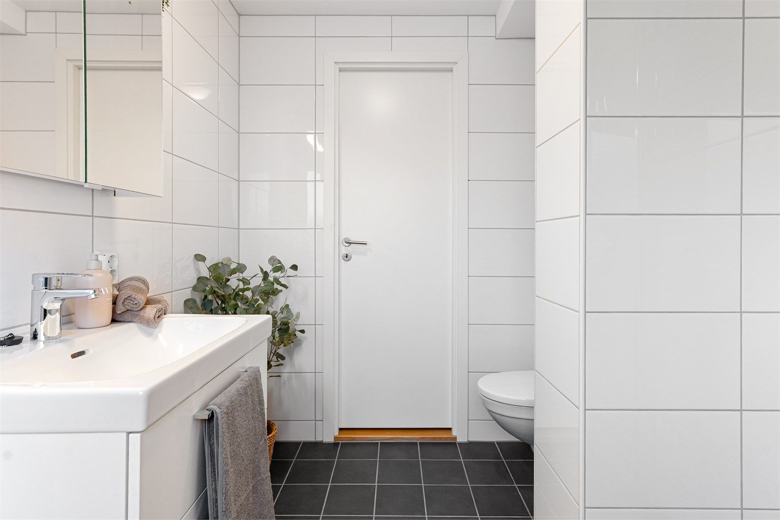 - Det er rom for mer oppbevaringsmuligheter på badet om man foretrekker med skapplass -