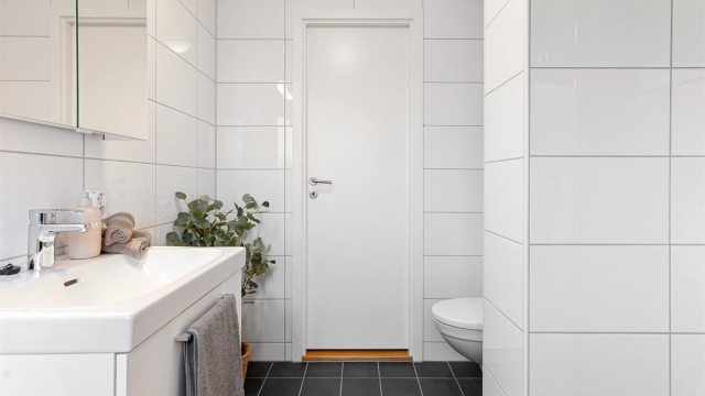 - Det er rom for mer oppbevaringsmuligheter på badet om man foretrekker med skapplass -