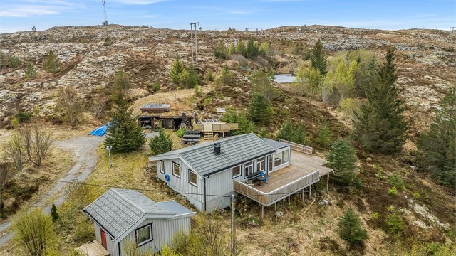 Eiendommen ligger med kort vei til Sistranda og Titran. Til Sistranda er det kun ca 15min med bil
