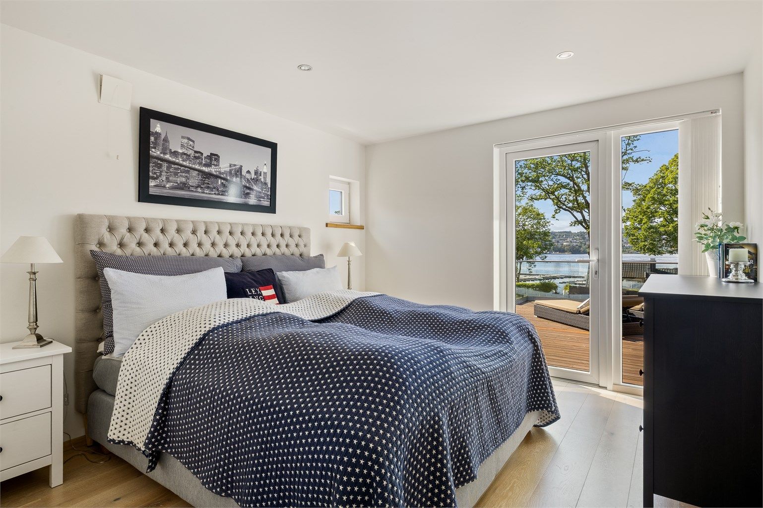 Fra master "bedroom" kan man ligge og se utover sjøen.