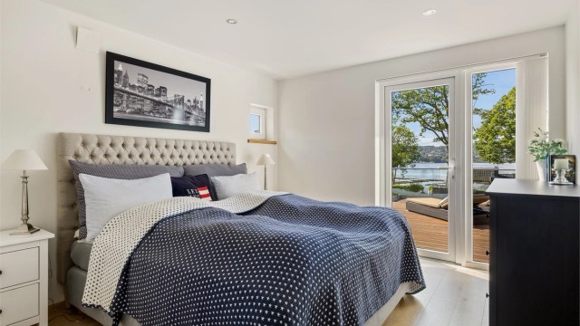 Fra master "bedroom" kan man ligge og se utover sjøen.