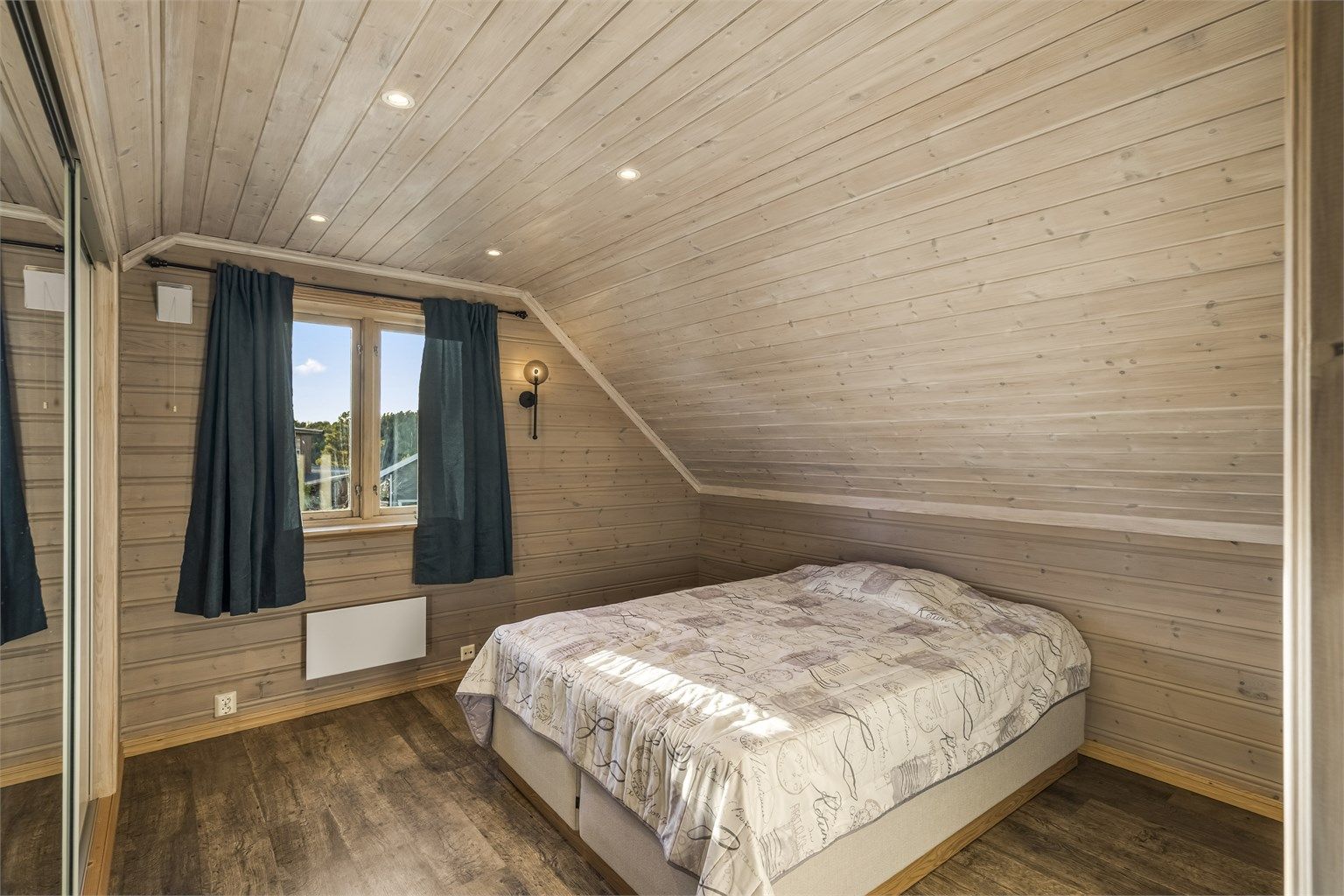 Hovedsoverom med god plass til dobbeltseng og integrert skyvedørsgarderobe.