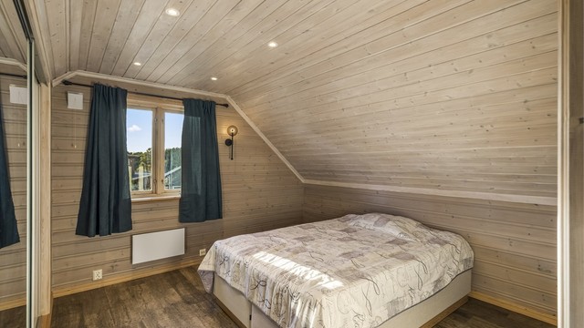 Hovedsoverom med god plass til dobbeltseng og integrert skyvedørsgarderobe.