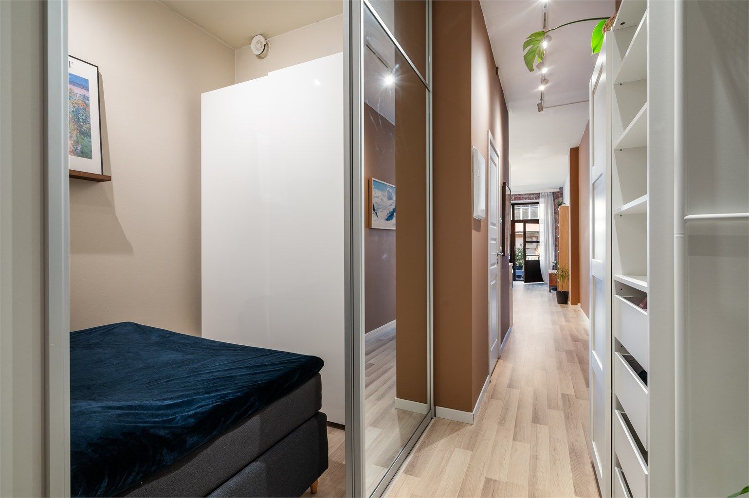 Leilighetens planløsning legger til rette for en praktisk alkove/sovesone ved entréen.