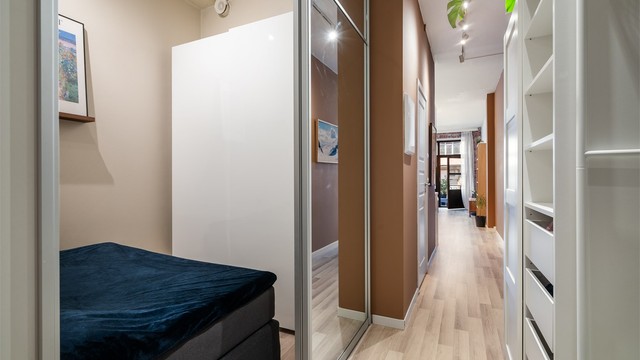 Leilighetens planløsning legger til rette for en praktisk alkove/sovesone ved entréen.