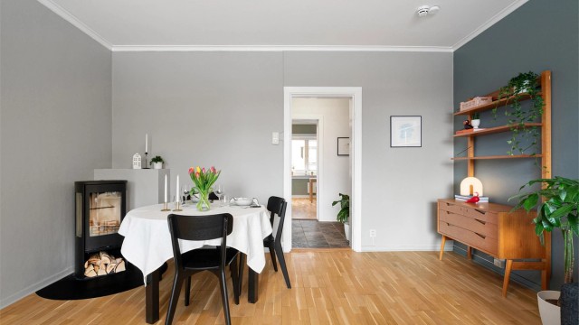 Gjennomgående leilighet gir en lys og luftig følelse. Størrelsen åpner for mange forskjellige møbleringsløsninger.