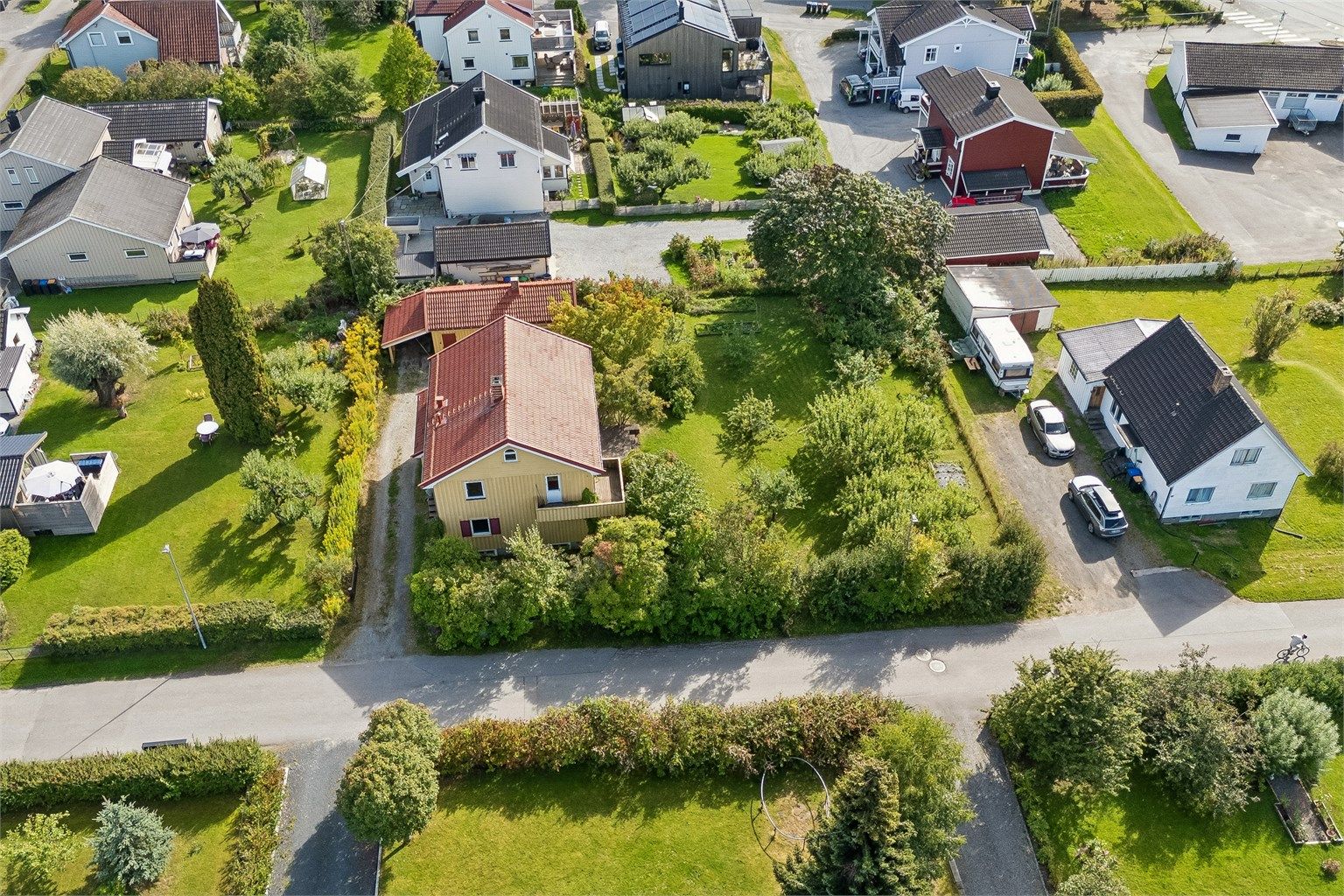 Eiendommen består av horisontaldelt tomannsbolig og innredet anneks med tilstøtende carport. 