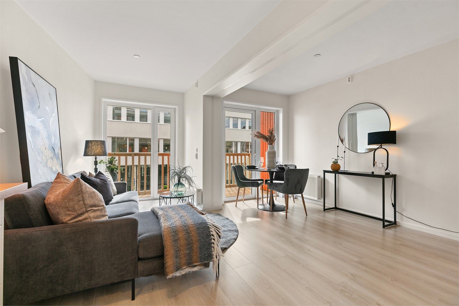 Stuen har store vindusflater som gir rikelig med naturlig lys