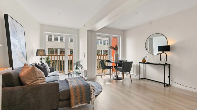 Stuen har store vindusflater som gir rikelig med naturlig lys