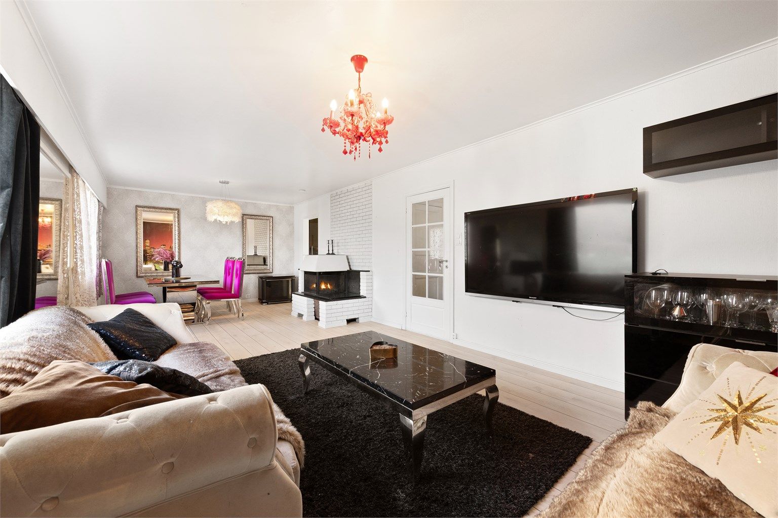 Romslig stue i hovedetasjen med god plass til både sofagruppe og spisestue